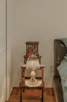 앤티크 도자기 램프와 빈티지 소품 침실 코너